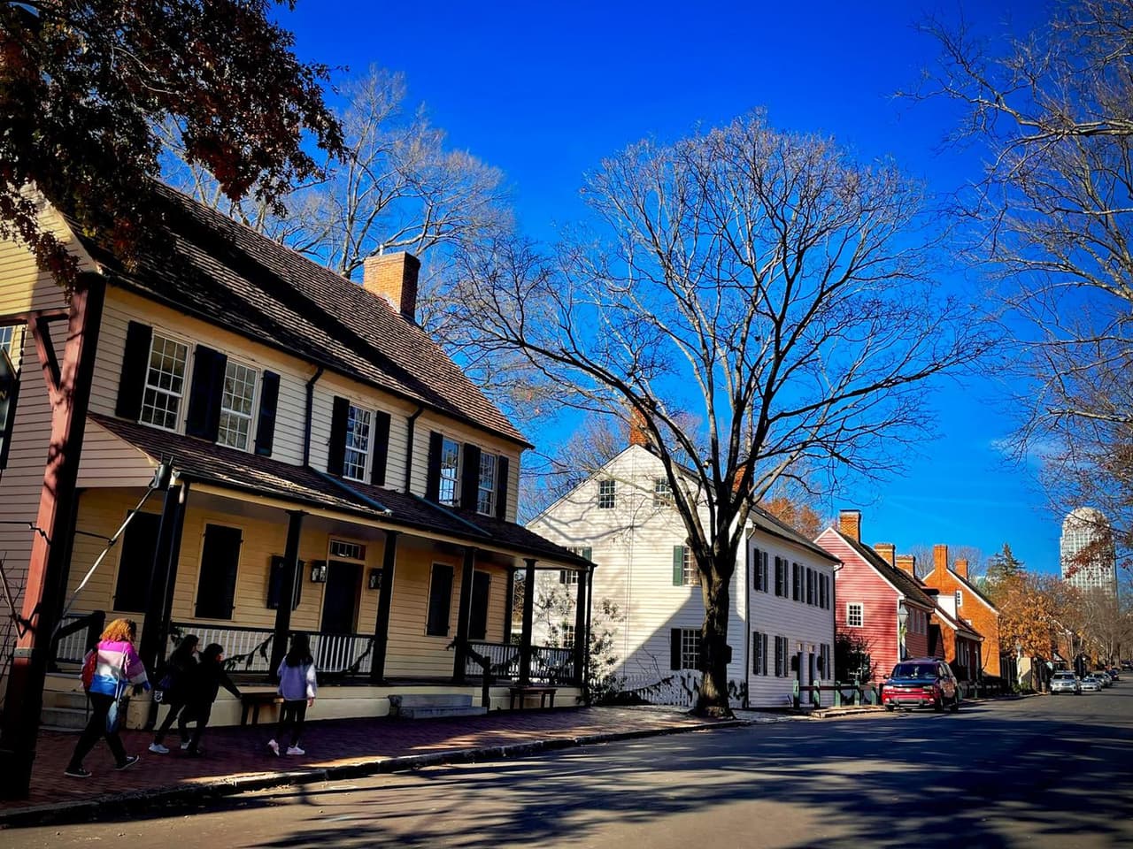 <b><a href="https://goo.gl/maps/t9oTm4AFVcga5EpBA" target="_blank">Winston-Salem</a></b>. Winston-Salem es una divertida escapada romántica para parejas que disfrutan de un guiño al pasado histórico de Carolina del Norte. Este pueblo históricamente significativo data del siglo XVIII, con varias cuadras cuadradas de calles empedradas que albergan edificios residenciales, comerciales y municipales restaurados de la época.