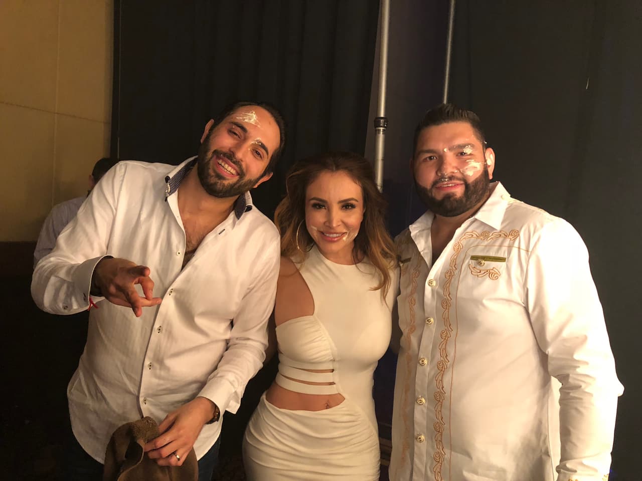 Vestidos de blanco y muy guapetones, 
<b>La Bronca</b>, 
<b>El Compa Iván</b> y 
<b>El Tambochi </b>llegaron hasta el Morongo Casino para celebrar como se debe.