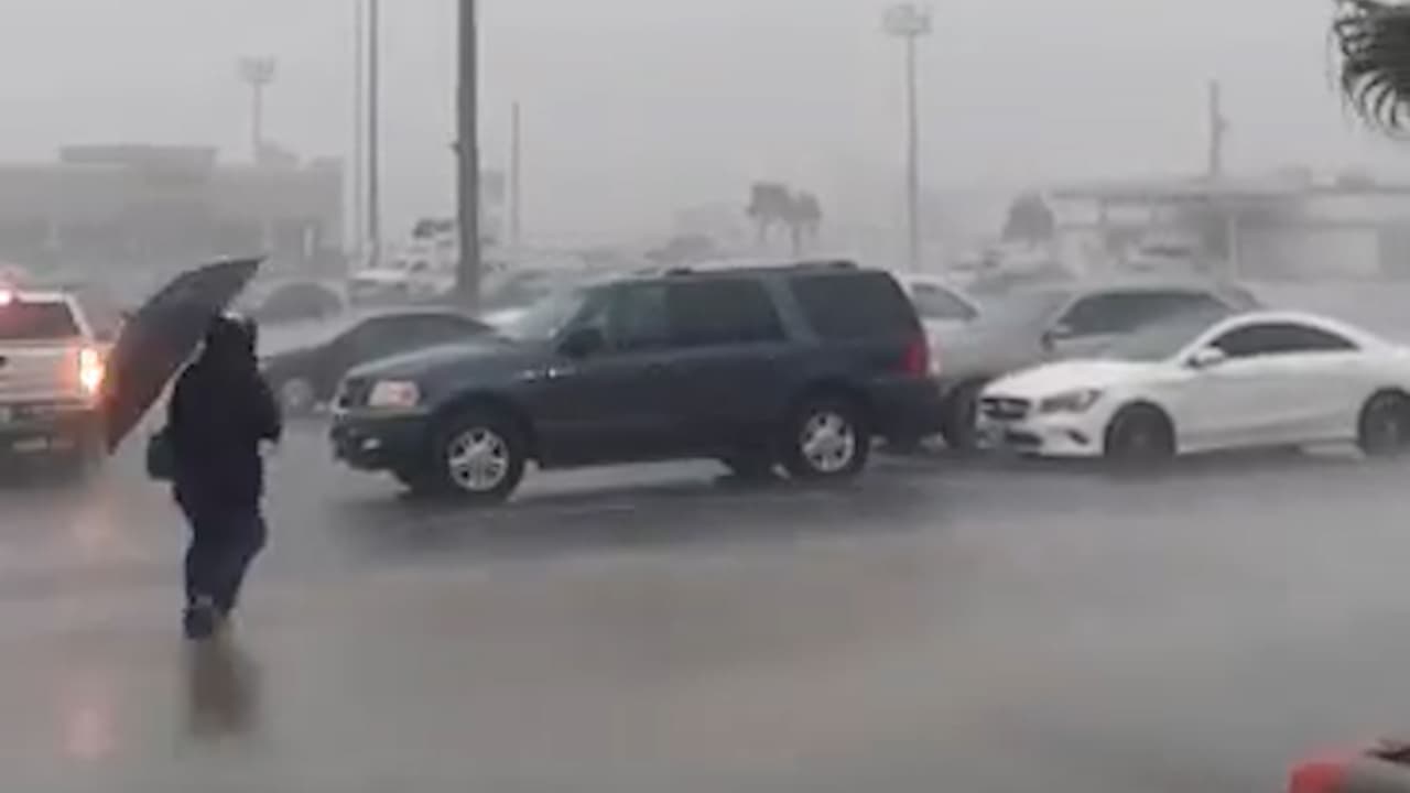 Una poderosa tormenta azotó todo el sureste de Texas este martes dejando el paso de tornados, descargas eléctricas y mucha lluvia.