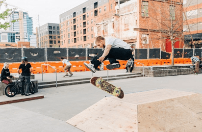 Personas de todas las edades podrán rodar en sus patinetas, patines, bicicletas BMX y más.
