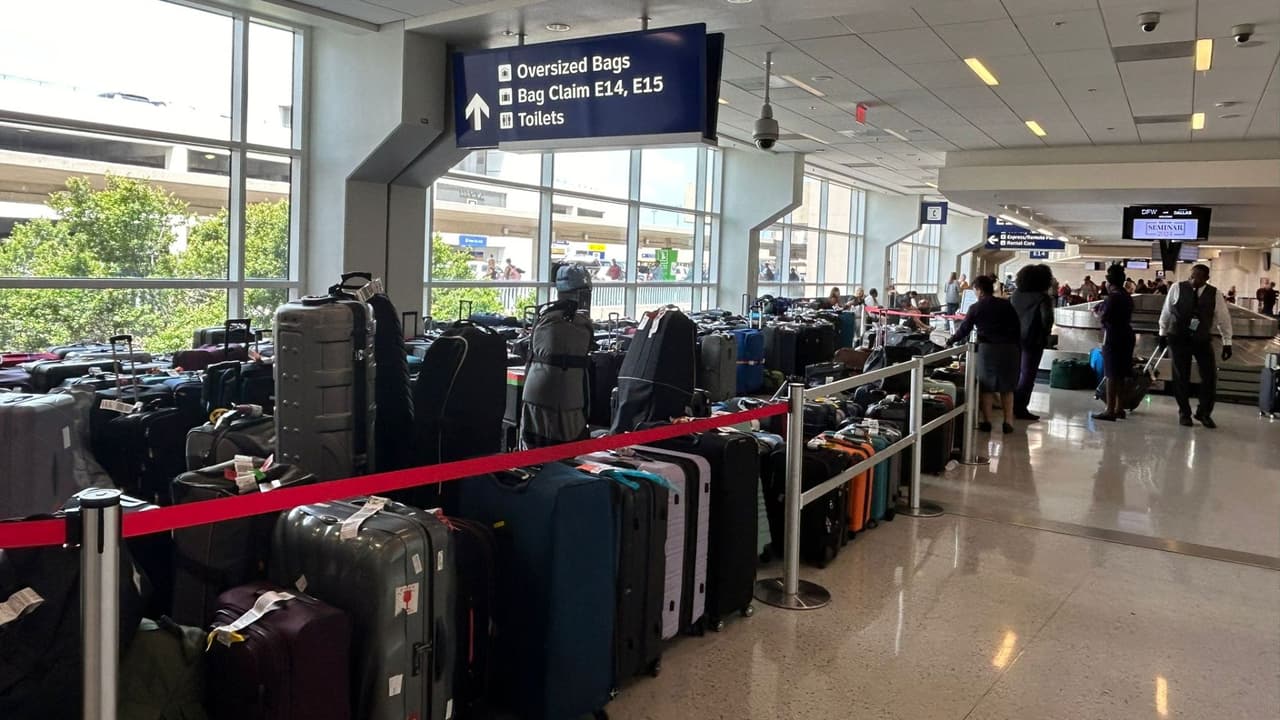 Hasta la tarde del miércoles,
<b> Delta había cancelado 50 vuelos y estaba haciendo todo lo posible por reunir las maletas con sus dueños. Solo en la terminal E, unas 400 maletas esperaban ser reclamadas</b>, mientras docenas de pasajeros buscaban las suyas. 
<b>La aerolínea ofreció a los pasajeros afectados tres opciones</b>: ir a la oficina de reclamos en los aeropuertos, someter el reclamo en línea en "Delta.com" o llamar al 1-800-325-8224.