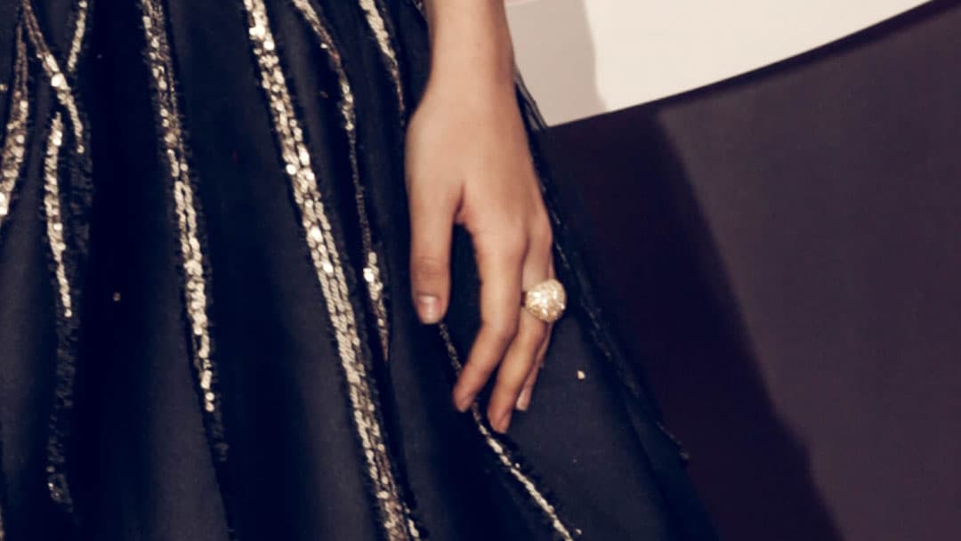 Este anillo resaltó por el contraste que hacía con el vestido que usó Leslie Grace.