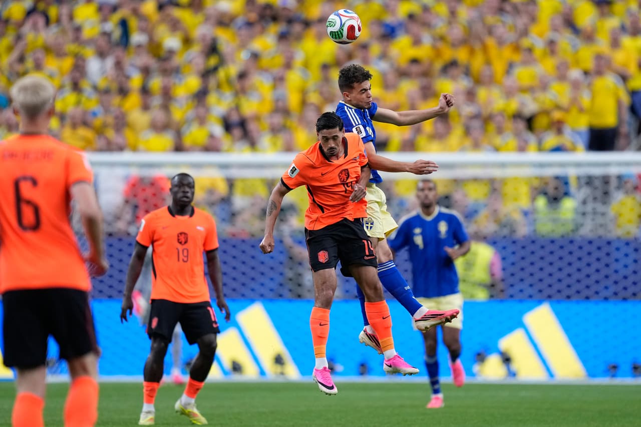 El neerlandés Tijjani Reijnders salta por el balón con el sueco Yasin Ayari, a la derecha, durante el partido de fútbol del Grupo F de la Copa Mundial entre los Países Bajos y Suecia en Houston, el sábado 20 de junio de 2026.