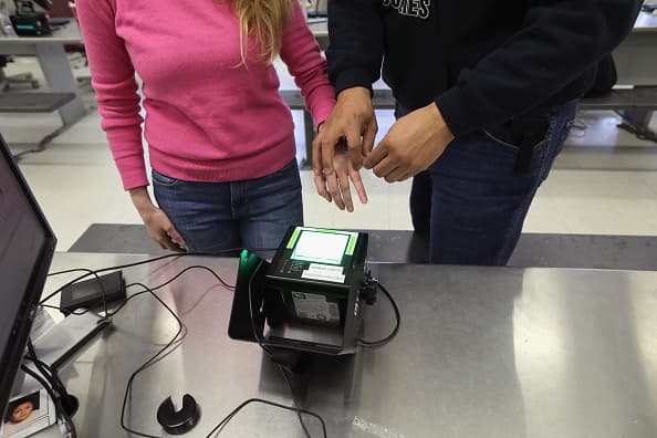 Mantenga sus documentos a la mano y una copia en un lugar seguro.