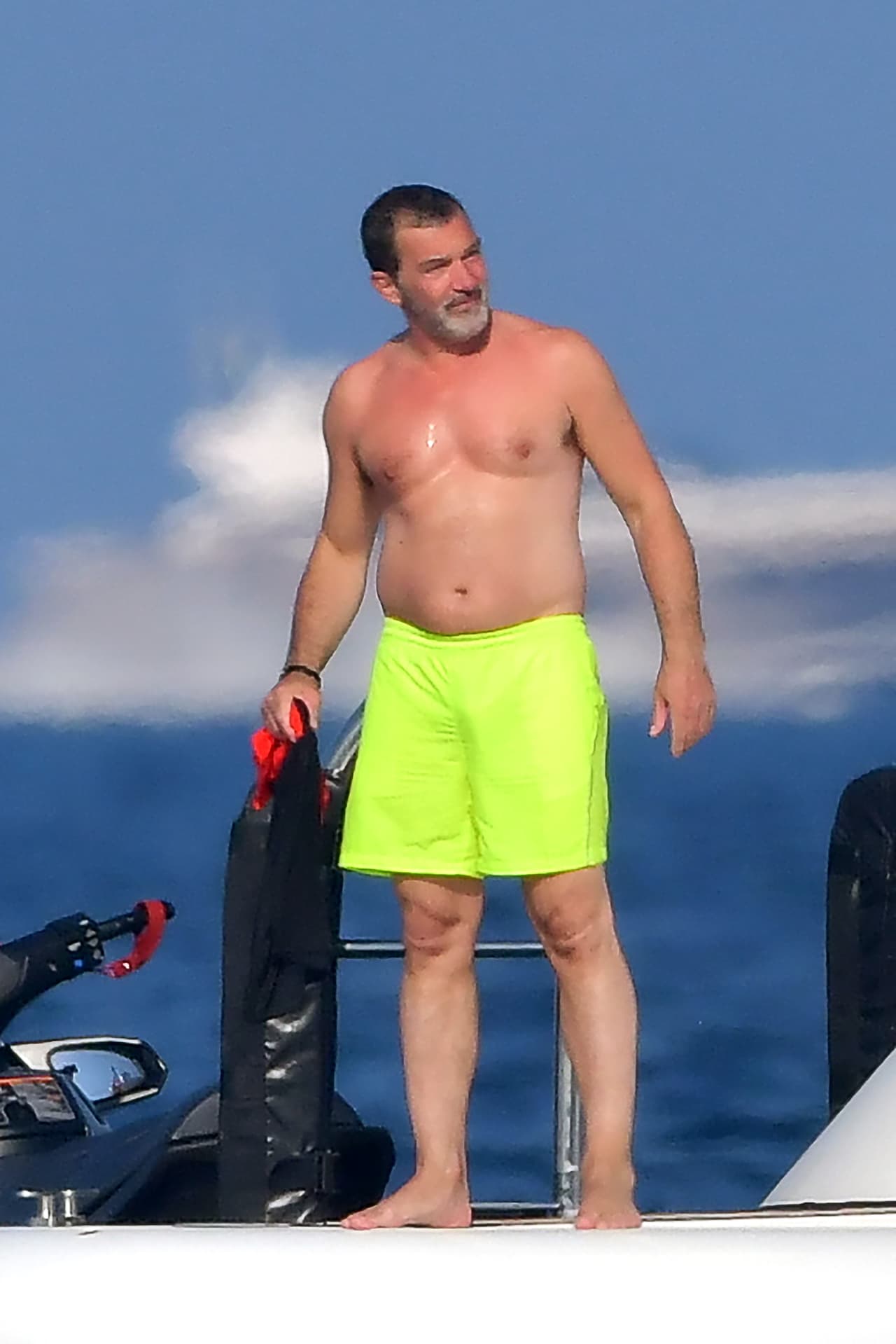 Los tiempos mozos de 
<b>Antonio Banderas</b> ya son parte del pasado, y a sus 58 años es lógico que tenga una pancita.