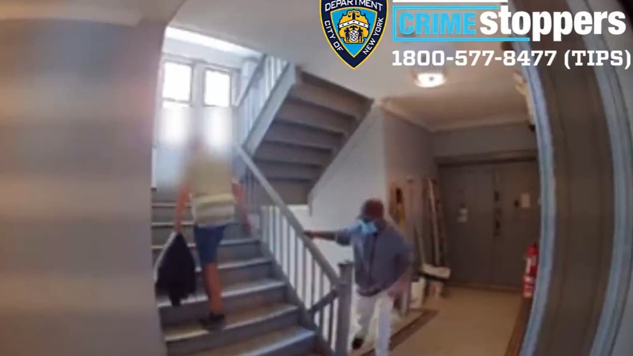 Estranguló y tiró al suelo a un hispano 73 años para robarlo en Brooklyn; la Policía lo busca