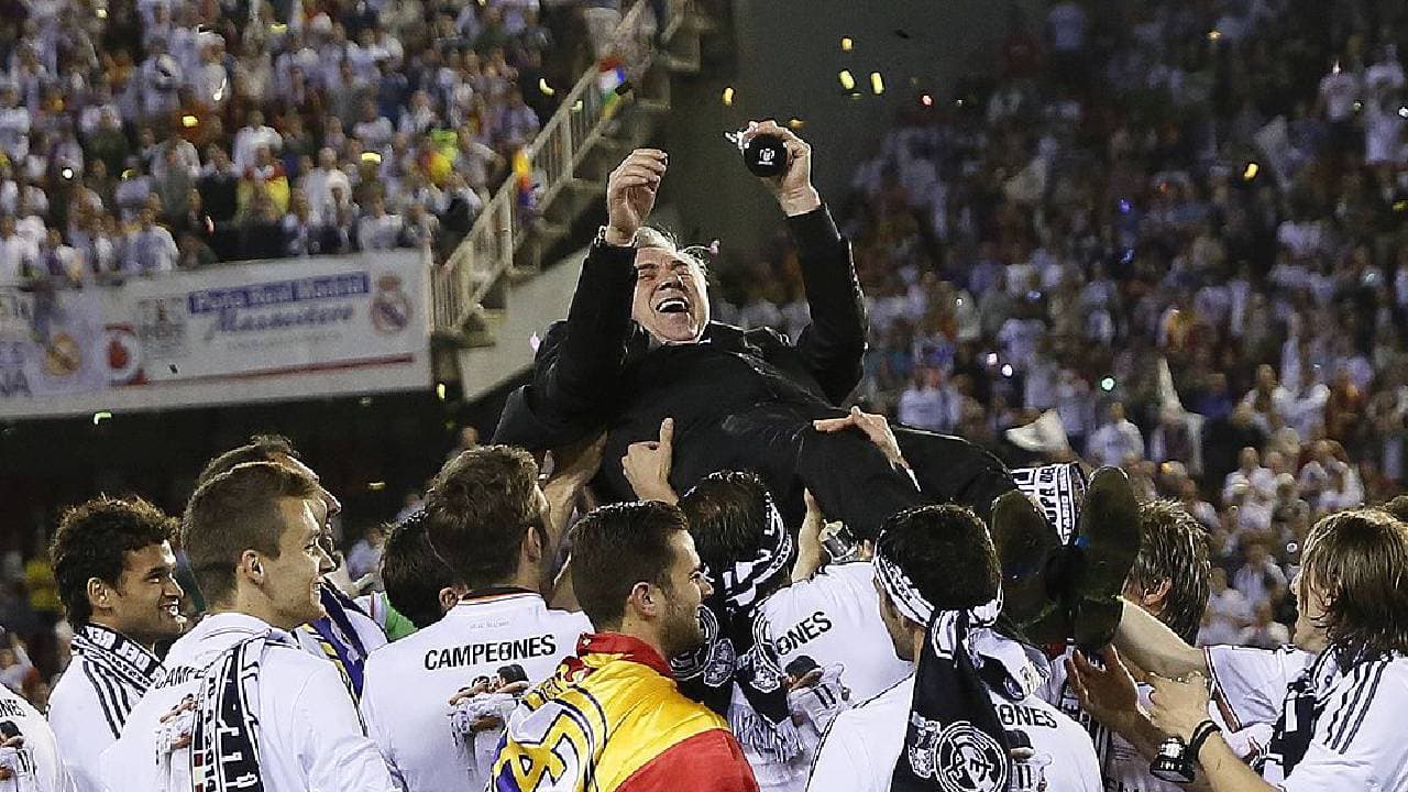 Lo atractivo de este himno es que Carlo Ancelotti y el plantel de aquellos días prestaron su voz para grabar el tema.