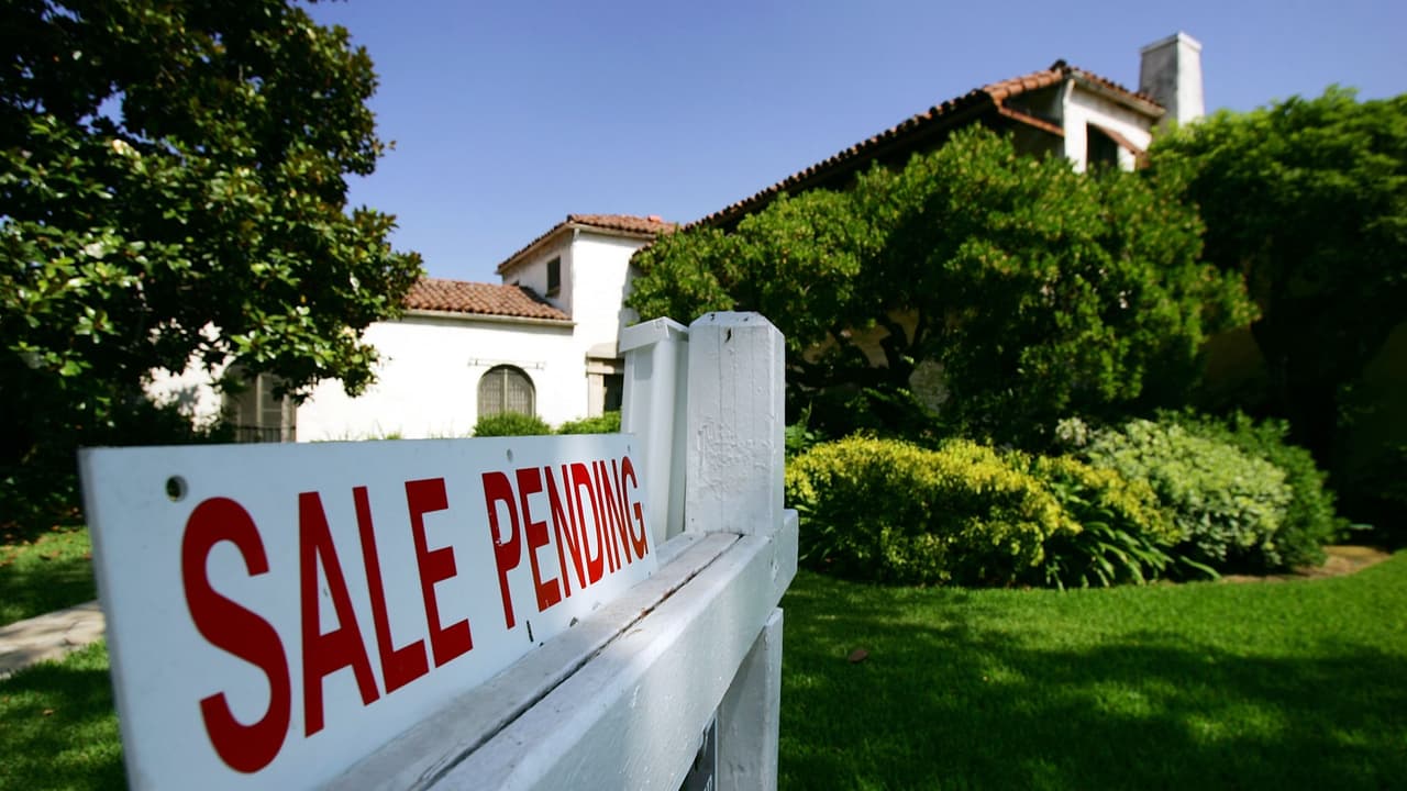 <h3 class="cms-H3-H3">Cinco pasos que debes tener en cuenta</h3>
<br>
<br>
<b>Suma de ingresos: </b>Tienes que sumar todos tus ingresos porque “a veces suman no más el ingreso del papá, pero se olvidan también el de la mamá, y si uno de los hijos también ya está trabajando, entonces también tienes que ir sumando todos los ingresos de todas las personas que van a estar ahí para que así puedas tener un ingreso completo para ver bien en el presupuesto”, aseguró Guamán.