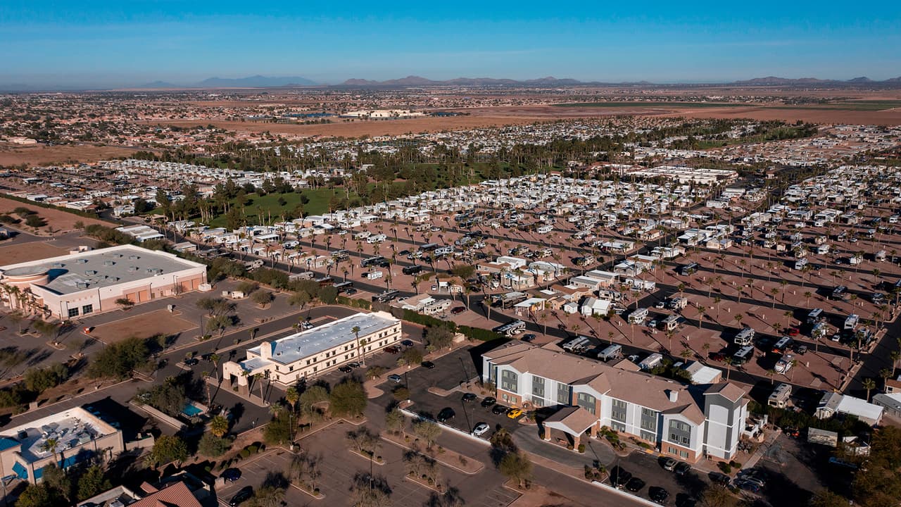 <b>2. Casa Grande</b>
<br>Se encuentra al sur de Phoenix, en el condado de Pinal, y es hogar de 53,600 habitantes que disfrutan de área recreativas cercanas como David White Regional Park o North Mountain Park.
<br>
<br>- Precio promedio de la vivienda: $330,000
<br>- Precio promedio de la renta: $2,525
<br>- Ingreso familiar promedio: $55,236