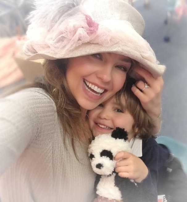 Thalía celebró el 10 de mayo con esta imagen junto a su pequeño Matthew Alejandro. Además también es mami de una pequeña niña de nombre Sabrina Sakaë.
<br>