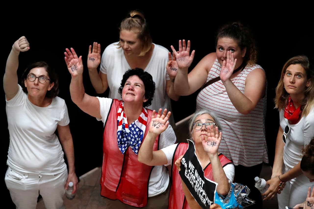 La policía dijo que todos los detenidos fueron procesados y liberados posteriormente.