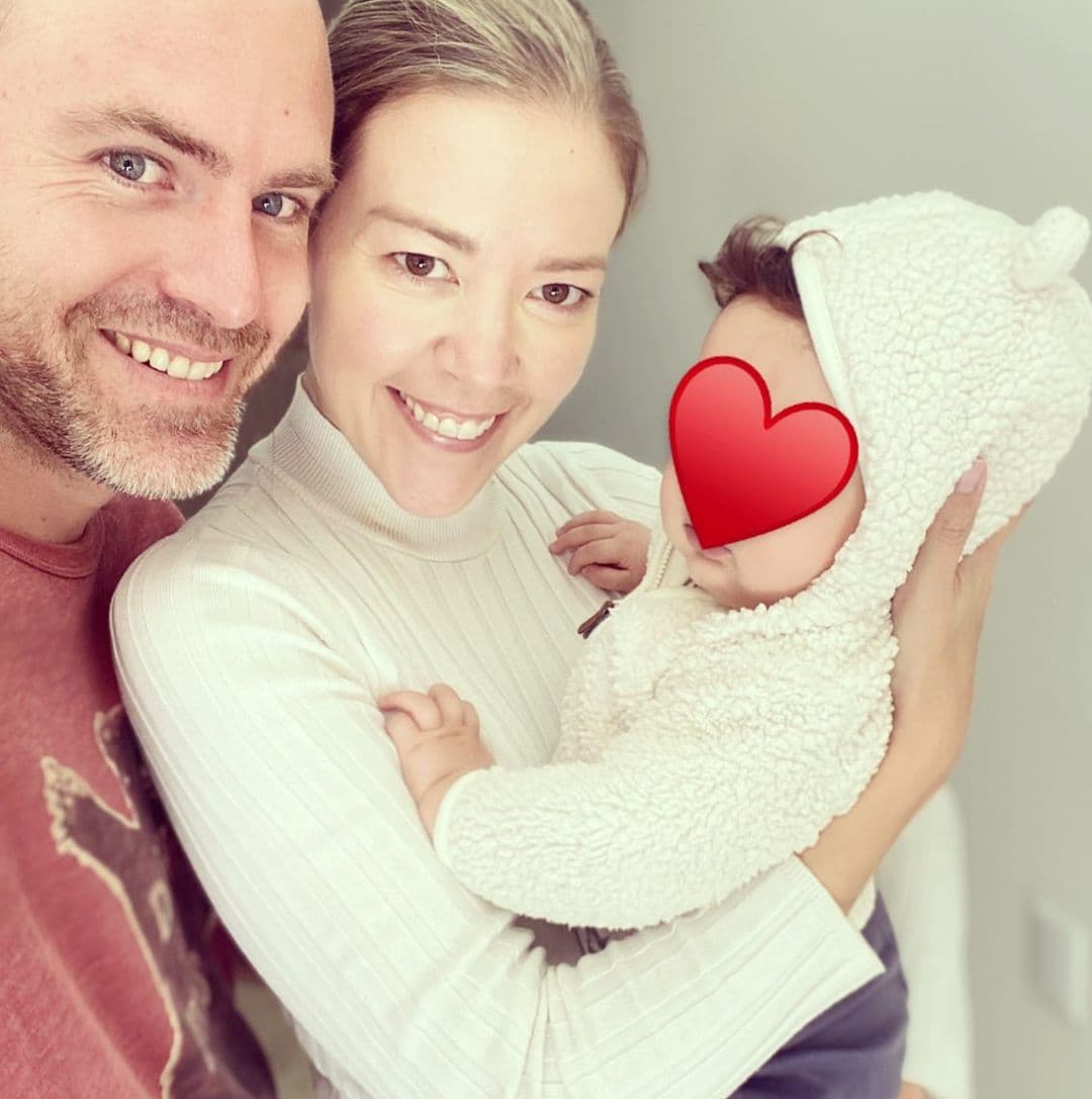 El 9 de agosto publicó esta imagen en la que aparece junto a su prometido, Erik Hayser, y su hijo, al pie de la foto apuntó: "Mientras estemos juntos estaremos bien siempre".
