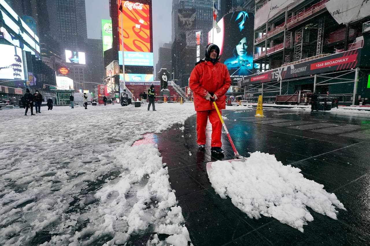 Un trabajador limpia la nieve en Times Square, Nueva York, en la mañana del viernes.
<br>
<br>El gobernador de Massachusetts, Charlie Baker, instó a las personas a mantenerse alejadas de las carreteras, ya que se pronostica que la tormenta dejará caer hasta un pie de nieve (30 centímetros) en las áreas costeras del estado.
<br>