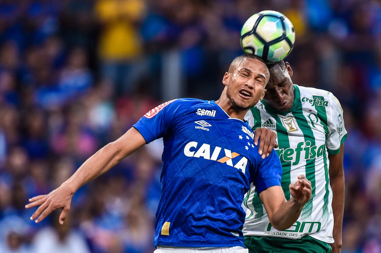 Una de las mejores cualidades que tiene el defensa colombiano es su juego aéreo tanto defensivo como ofensivo.