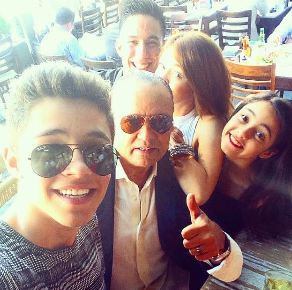 Sus padres son cantantes. Néstor Daniel Hoyer, de origen venezolano, fue voz líder en la década de los setentas del grupo Los Terrícolas y allí conoció a su esposa Loly Hurtado, cantante del grupo.