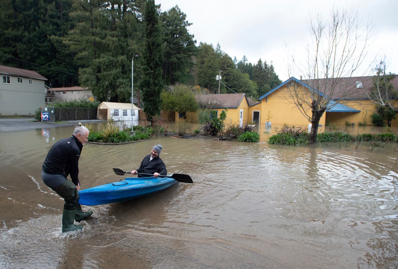Tras las tormentas que azotaron a California las últimas dos semanas, las inundaciones permanecen a la orden del día y aún cuando las condiciones del clima parecen mejorar en algunas zonas de la región, las autoridades mantienen las alertas sobre la continuidad de las lluvias. (Foto AP / Josh Edelson)