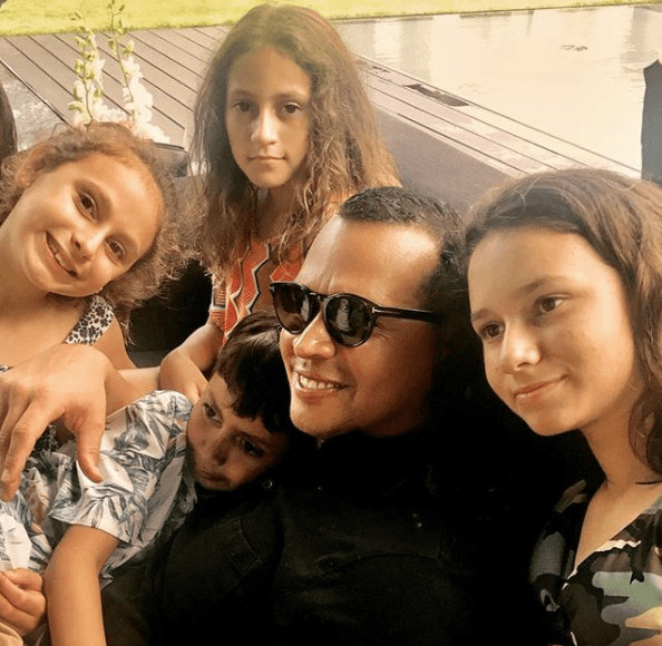 Orgullosa de la relación entre sus retoños y las hijas de Rodríguez, Jen publicó esta instántanea el 28 de julio de 2017 a través de sus redes sociales a la que simplemente agregó: " This 💞".