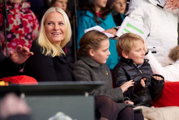 Por su parte, Mette-Marit de Noruega ha traído al mundo a tres príncipes: Marius, Ingrid y Sverre.
