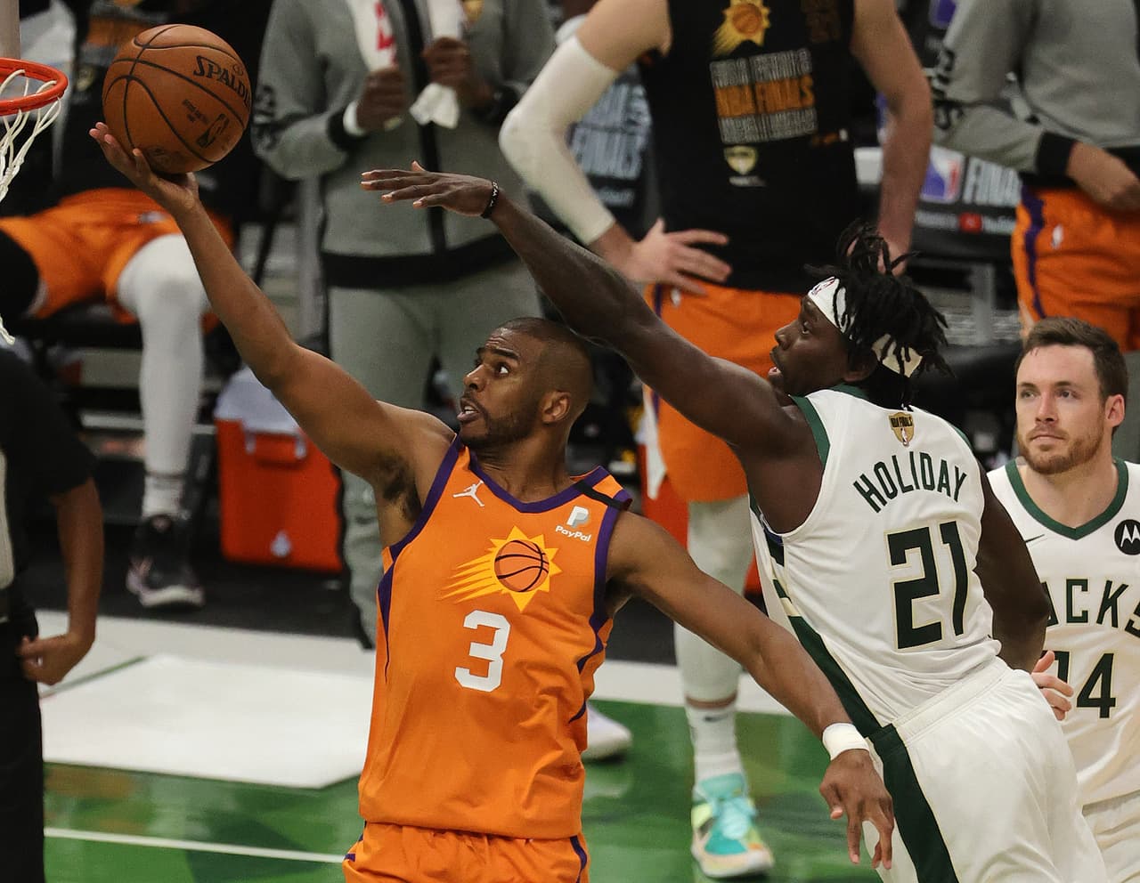 <h3 class="cms-H3-H3">Recuerda esto</h3>
<br>
<b><a href="https://www.univision.com/local/arizona-ktvw/fanaticos-no-podran-esperar-a-los-phoenix-suns-en-el-aeropuerto-sky-harbor-al-llegar-de-los-juegos">Los fanáticos ya no podrán esperar a los Phoenix Suns en Sky Harbor al llegar de los juegos fuera de casa</a>. </b>
<a href="https://twitter.com/PHXSkyHarbor/status/1413579110354325508" target="_blank">Phoenix Sky Harbor emitió el siguiente mensaje vía twitter:</a>
<i>No habrá oportunidades en el aeropuerto para que los fanáticos vean e interactúen con los Suns cuando lleguen a Phoenix después de los partidos de las Finales de la NBA. Los fanáticos deben buscar eventos organizados de los Suns donde tendrán la oportunidad de animar a nuestro equipo local.</i>
<br>