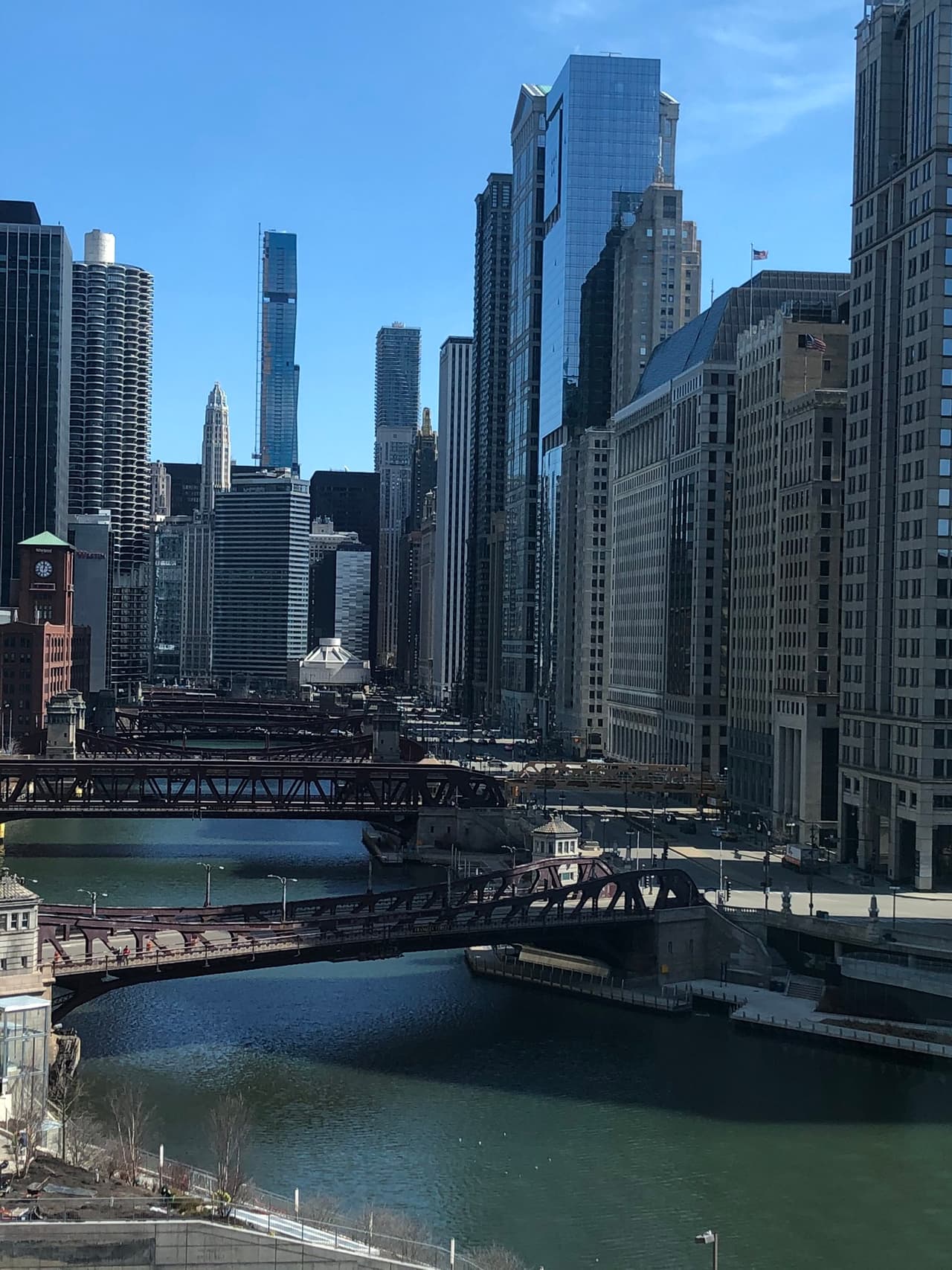 El puente del río Chicago que generalmente está lleno de gente que va y sale del trabajo, está vacío estos días, ya que muchas personas trabajan desde su casas.