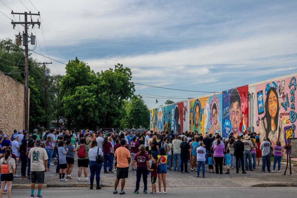 Y como parte del mismo proceso, que la ciudad de Uvalde describió en un comunicado como "sanador", se acordó la designación de un comité que coordinará la creación de 
<b>un monumento permanente, en la plaza de la ciudad</b>, en recuerdo de las 21 víctimas.