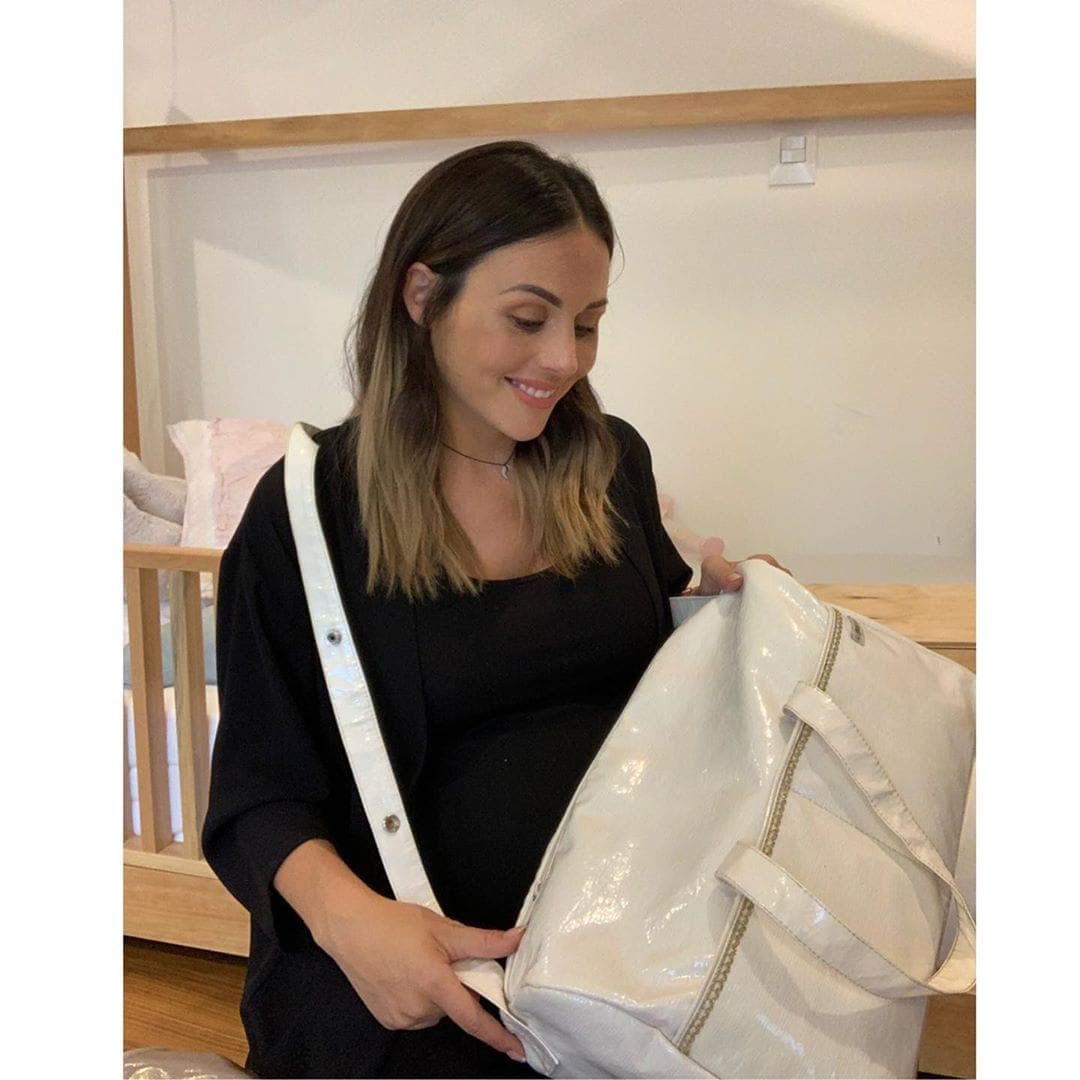 Este 30 de abril, Zuria colgó esta imagen donde al pie de la misma escribió: "¡Feliz Día del niño! Hoy en martes de 'Soy mamá', 'vámonos al hospital', ¿hacemos las maletas juntos? Ya cercano el momento empezamos a dejar todo listo. A mí en particular me gusta hacerlo con tiempo para que no se me olvide nada".