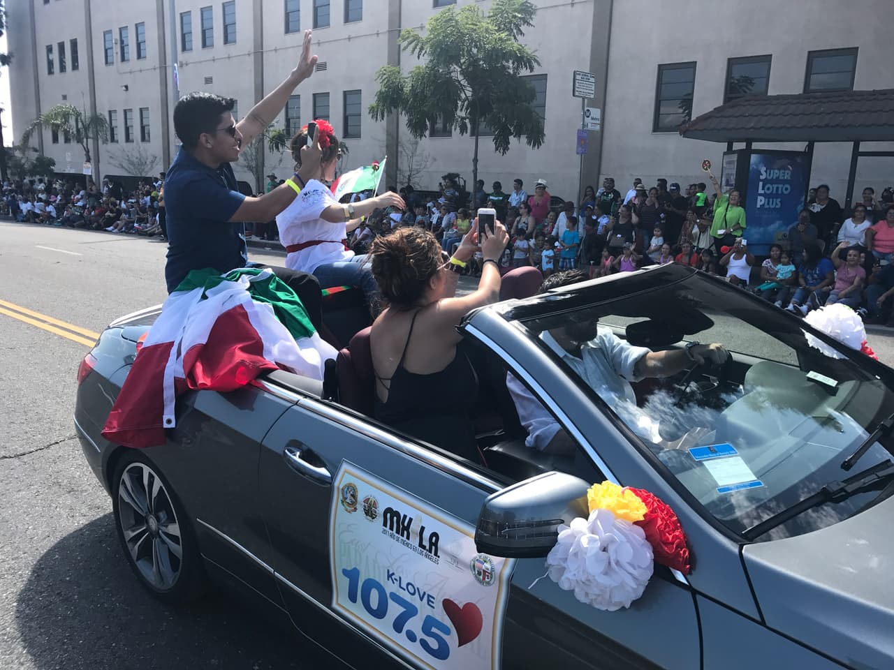 Erika Reyna acompañó a otros locutores y talentos de Univision durante una caravana para celebrar las 'Fiestas Patrias' en el sur de California.