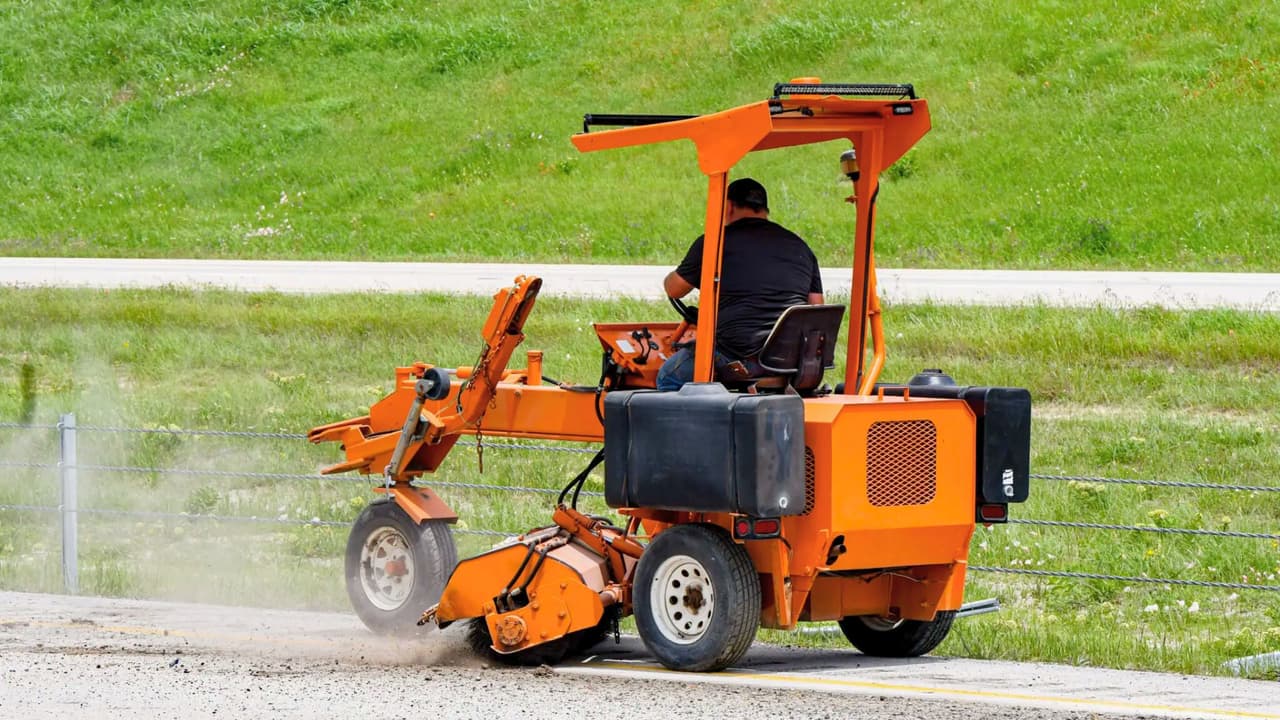 <h3 class="cms-H3-H3">¿De dónde venían las monedas?</h3>
<br>Las monedas que quedaron esparcidas provenían de la Casa de Moneda de Estados Unidos, una institución encargada de producir la moneda oficial del país desde 1792. 
<br>
<br>Estas piezas de 10 centavos, recién acuñadas, estaban destinadas a circular por todo el país, pero terminaron involuntariamente estrenándose en la tierra y el lodo del norte de Texas. 
<br>
<br>Ahora, antes de ser distribuidas a bancos y comercios, 
<b>deberán ser limpiadas y verificadas cuidadosamente para asegurar su calidad. </b>