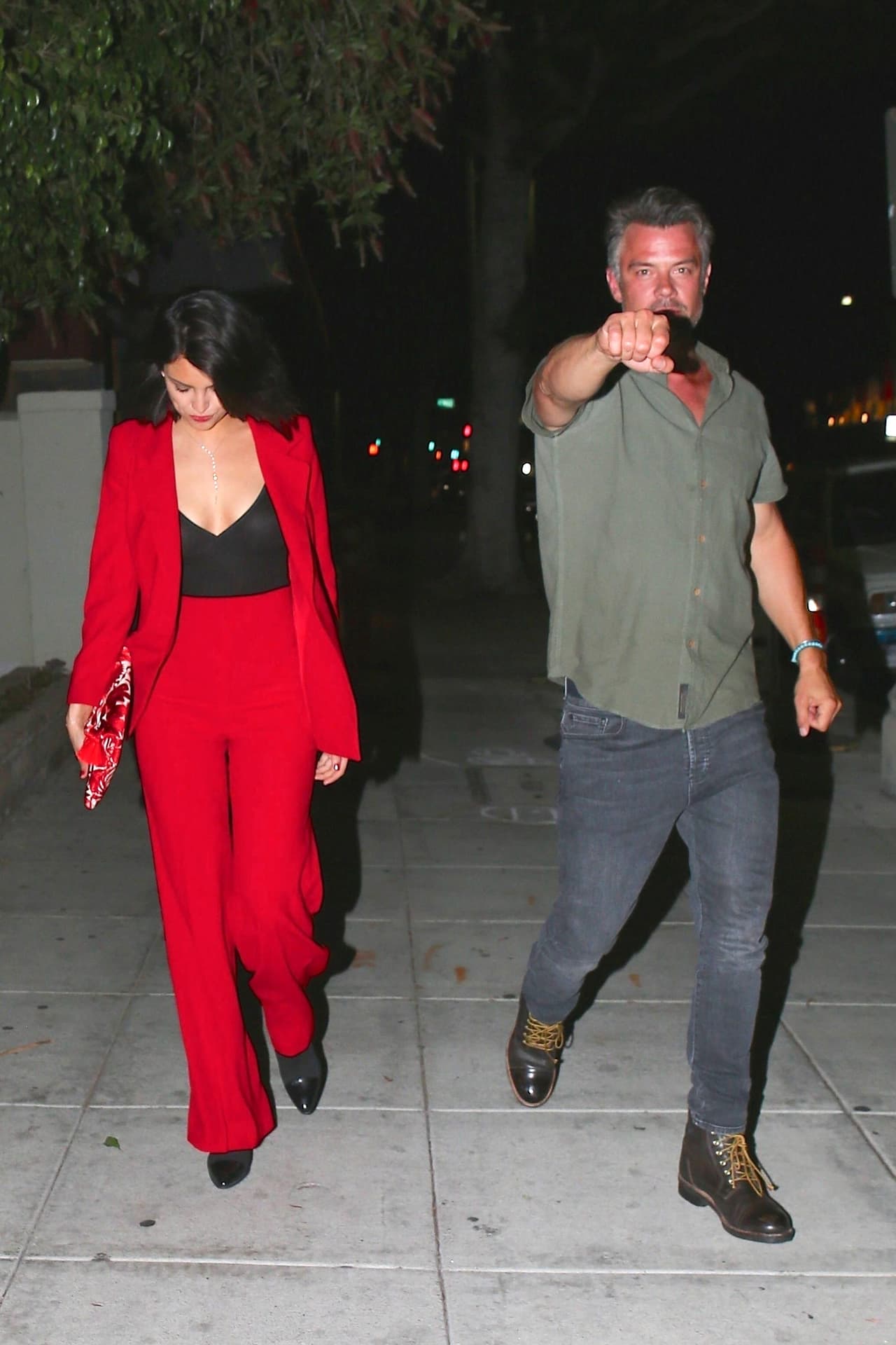 El informante de la publicación aseguró que Eiza y Josh llevaban días enviándose mensajes de texto y haciendo FaceTime. Esa misma fuente explicó que no se les había visto juntos hasta ese momento porque ambos actores estaban siendo precavidos para evitar a los paparazzi.