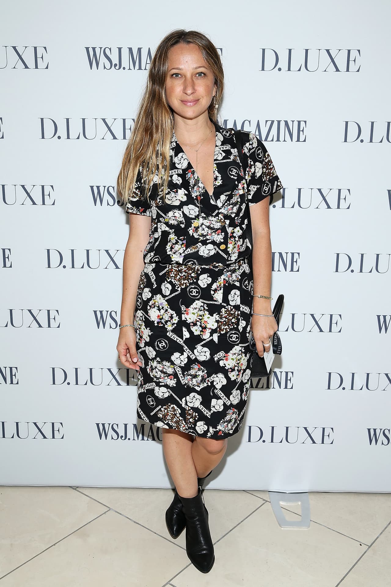 "A Jennifer Meyer se le ha dicho que 
<b><a href="https://www.univision.com/famosos/meghan-markle-habria-causado-conmocion-en-buckingham-por-contratar-a-expertos-para-mejorar-su-imagen-fotos" target="_blank">elimine las imágenes</a>, </b>en términos inequívocos", dijo una fuente a Mirror.