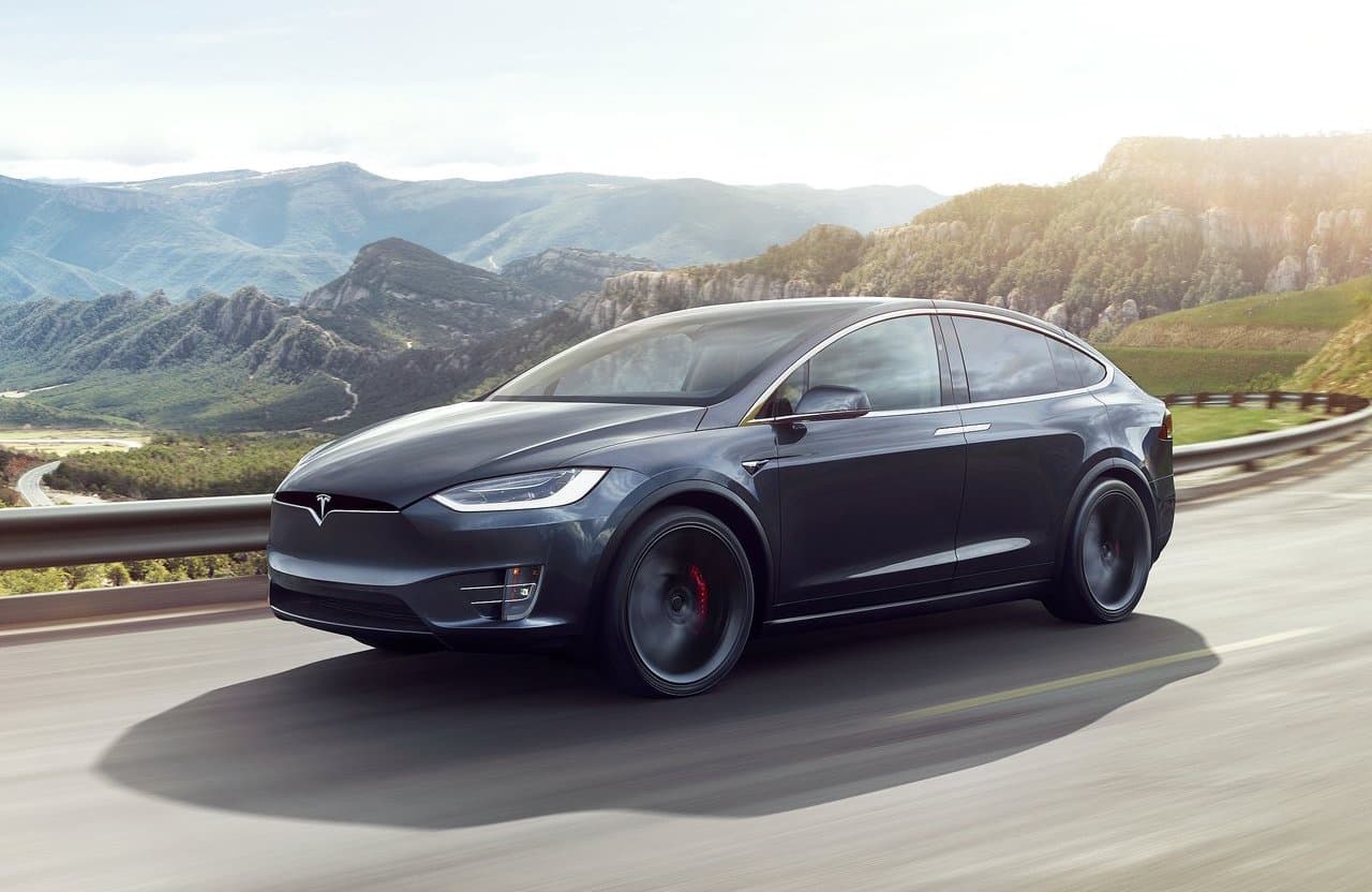 Tesla llama a revisión a 15,000 unidades de su Model X por falla con la dirección asistida
