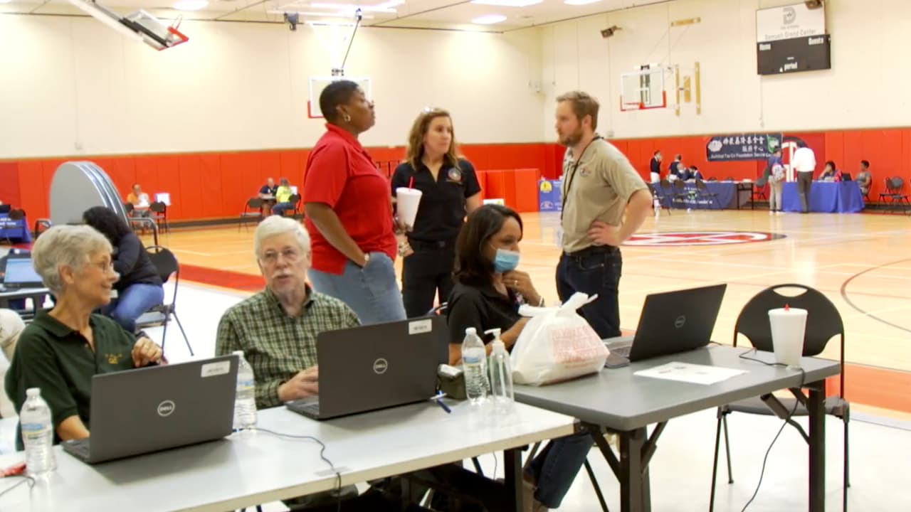Damnificados por las inundaciones repentinas en Dallas y Fort Worth reciben ayuda gratis