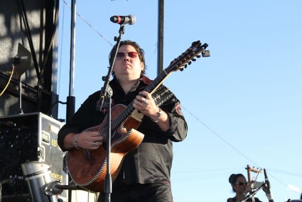 Los corridos de la banda grupera “Voz de Mando” se hicieron sentir en los Latin Grammy Streets Parties en Phoenix, donde los fanáticos esperaban ansiosos y cantaron con entusiasmo las más famosas canciones de esta agrupación. 