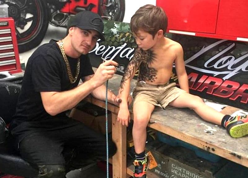 El artista Benjamin Lloyd comparte fotos de los niños hospitalizados a los que les hace tatuajes temporarios