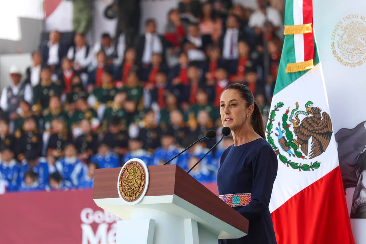 Por primera vez, el desfile fue presidido por una mujer al frente de las Fuerzas Armadas: la presidenta de México, Claudia Sheinbaum Pardo.