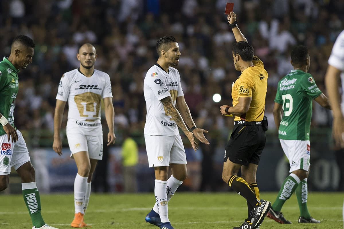 Ya en el tiempo de reposición, al 90'+3, David Cabrera de Pumas (centro) también fue expulsado por doble amonestación.