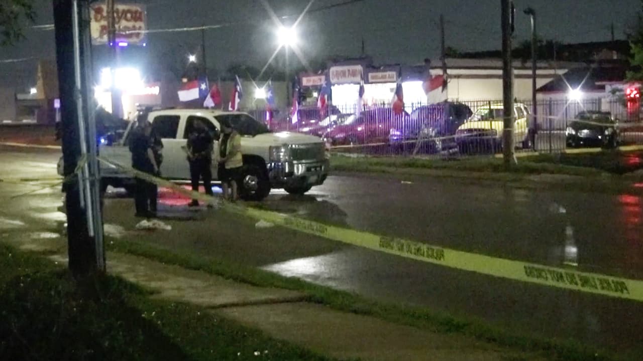 Buscan a tres sospechosos de balear a muerte a un buen samaritano que intentó detener un robo en Houston