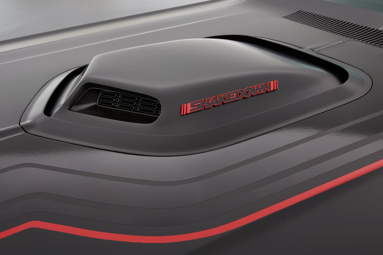 La imponente toma de aire Mopar, con la leyenda 'Shakedown' en el medio del capó ayuda a incrementar la potencia del Dodge Challenger Shakedown. Además hace su aporte el doble tubo de escape.