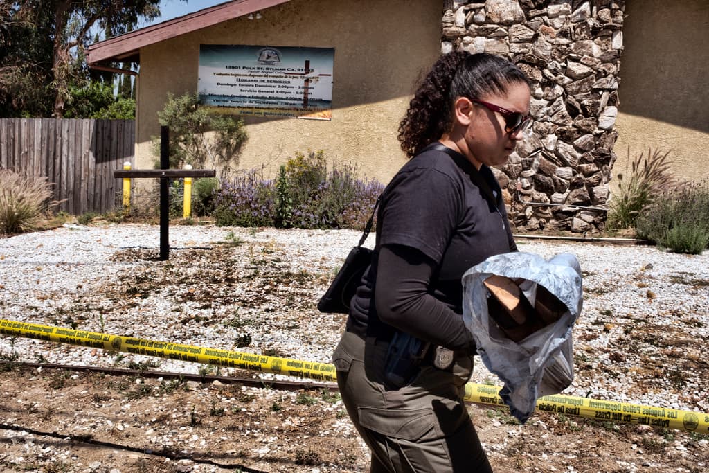 La quema de cruces frente a iglesia en Sylmar no es parte de una serie de fuegos o crímenes de odio