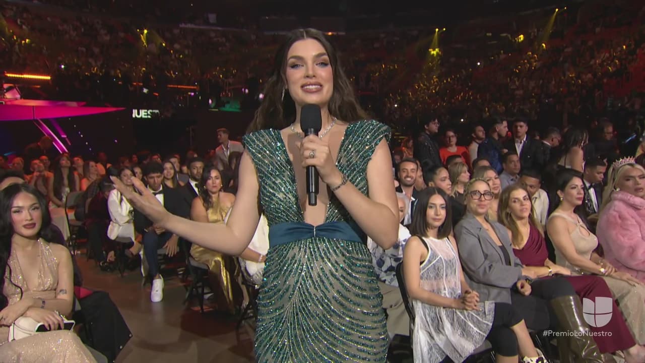 Nadia Ferreira y su escote en 'V'.