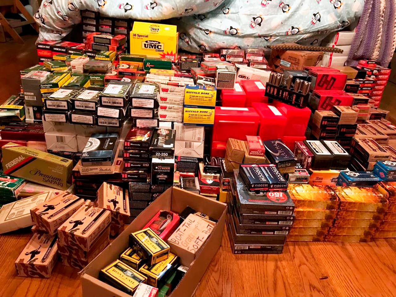 Municiones y partes de armas de fuego incautadas en un procedimiento policial en el área de Holmby Hills, en Los Ángeles, el 8 de mayo de este año.
<br>