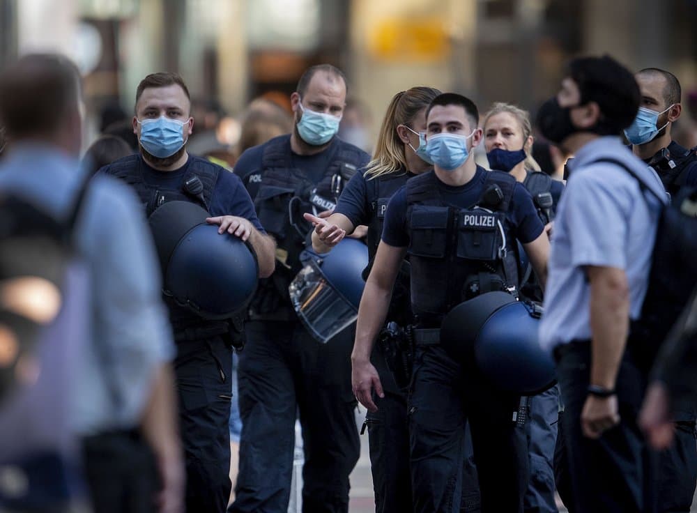 Agentes de 
<a href="https://www.univision.com/temas/policia">policía</a> alemanes usan una máscara 
<b>mientras caminan por la estación central de trenes en Frankfurt</b>, Alemania, el 22 de julio de 2020.