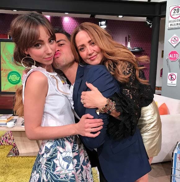 Chano Jurado es el más suertudo al estar en este sándwich de bellezas.