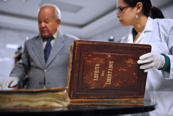 El General Héctor Bencomo, curador de los archivos de Simón Bolívar y la investigadora Rosalgen Vargas, revisaron algunos de los documentos históricos del Libertador.¡