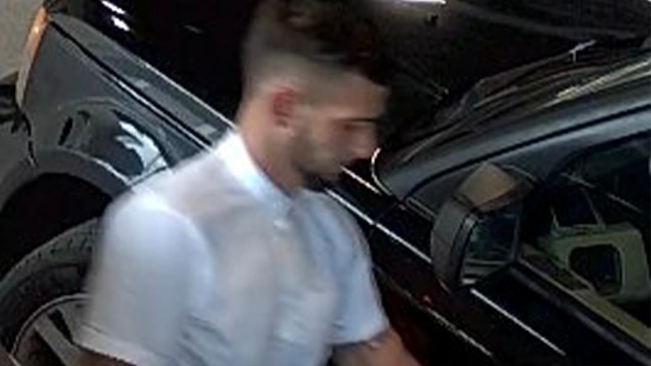 La Policía de Houston está buscando a este hombre por presunto robo de un bolso.