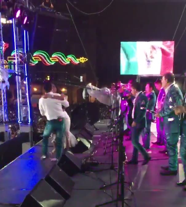 Y hasta sacó a una guapa chica a bailar.