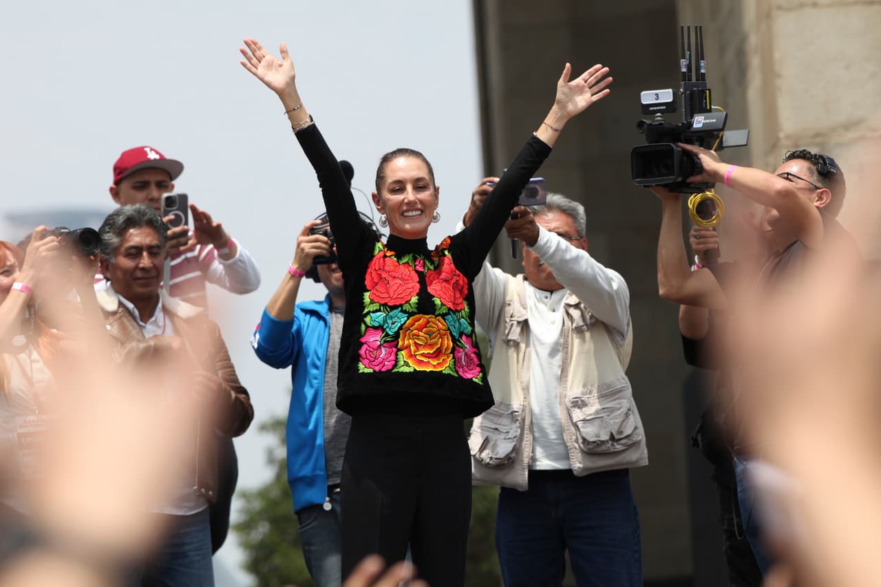 “Vi los tenangos y me gustaron por su fondo guinda y sus alegres animales”, contó sobre algunos regalos recibidos. Este tipo de bordado tiene orígenes otomíes, sus diseños honran a su comunidad e imprimen parte de su cultura y cosmovisión ancestral.
