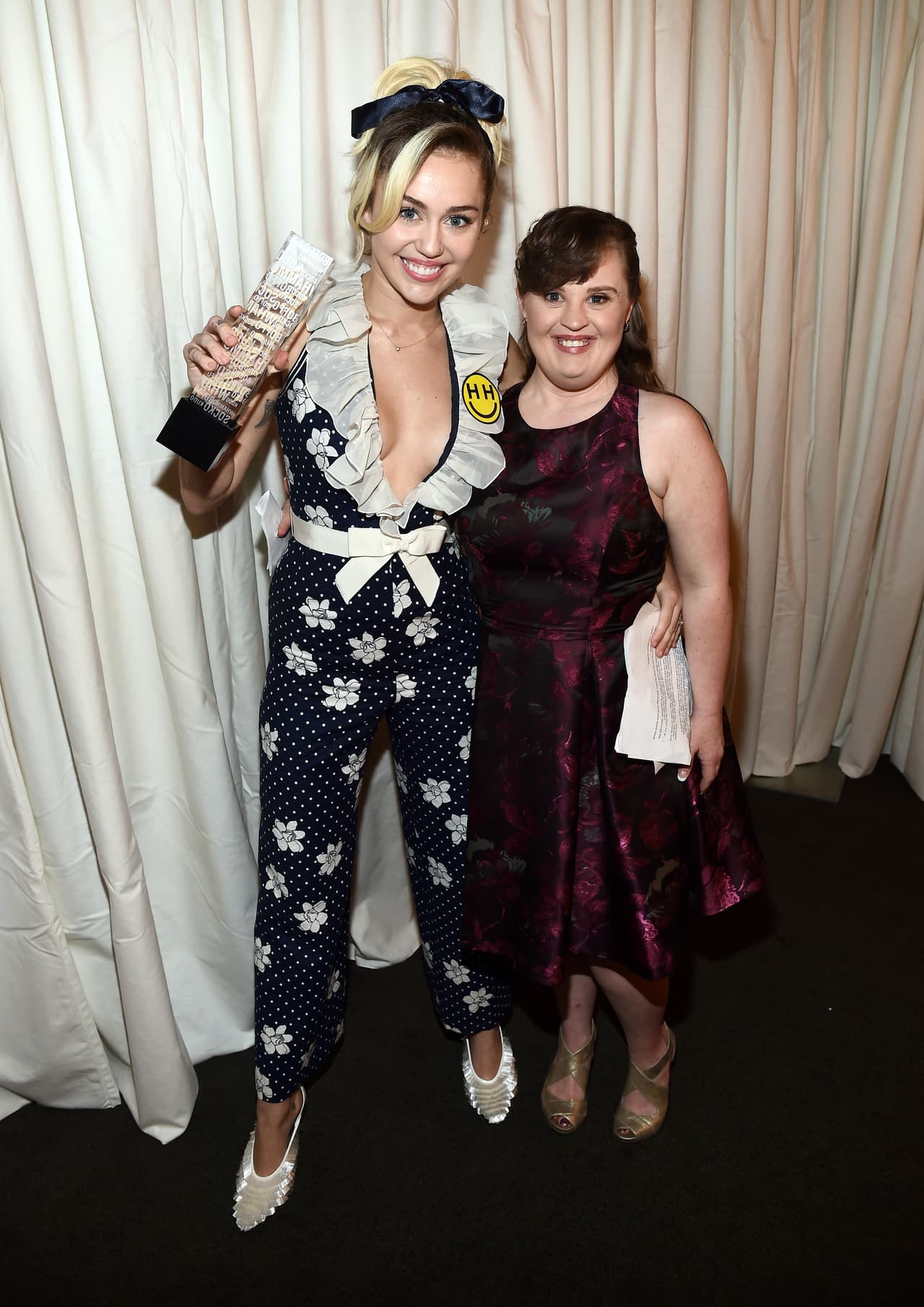 Miley con Jamie Brewer.