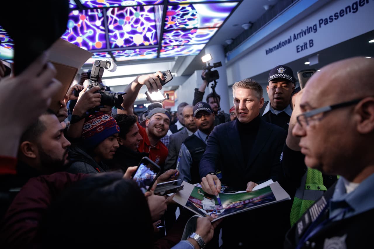 Bastian Schweinsteiger desató una locura a su arribo a la 'Ciudad de los Vientos'.