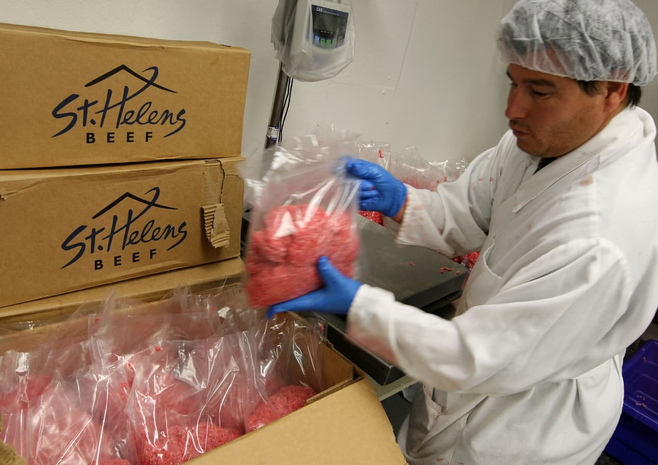 Se cree que la carne producida por 
<a href="https://www.univision.com/noticias/salud/anuncian-el-retiro-de-132-606-libras-de-carne-molida-por-brote-de-e-coli-que-deja-un-muerto-en-eeuu" target="_blank">Cargill Meat Solutions puede estar contaminada con la bacteria</a>, que causa diarrea, cólicos estomacales y vómitos, y que de no tratarse, puede provocar complicaciones severas potencialmente mortales. El retiro de 
<b>un total de 132,606 libras de carne molida </b>debido a un brote mortal de E. coli, según 
<a href="https://www.fsis.usda.gov/wps/portal/fsis/topics/recalls-and-public-health-alerts/recall-case-archive/archive/2018/recall-081-2018-release">lo confirmó el Departamento de Agricultura (USDA).</a>